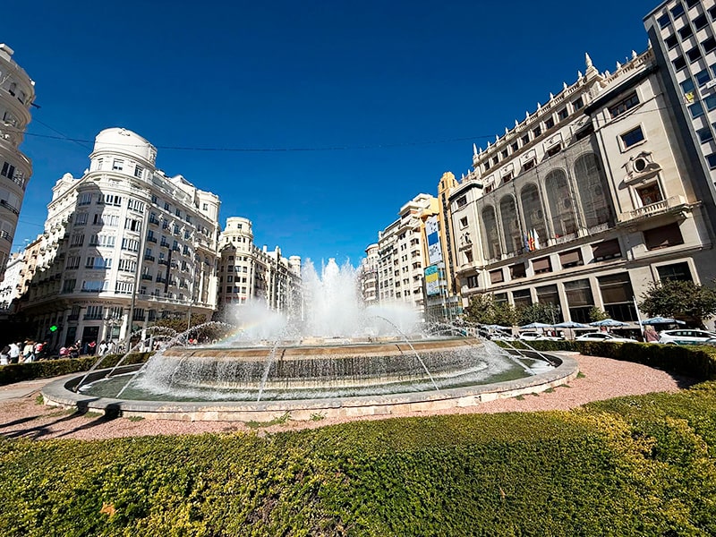 Фонтан на площади Ayuntamiento в центре Валенсии в солнечный день